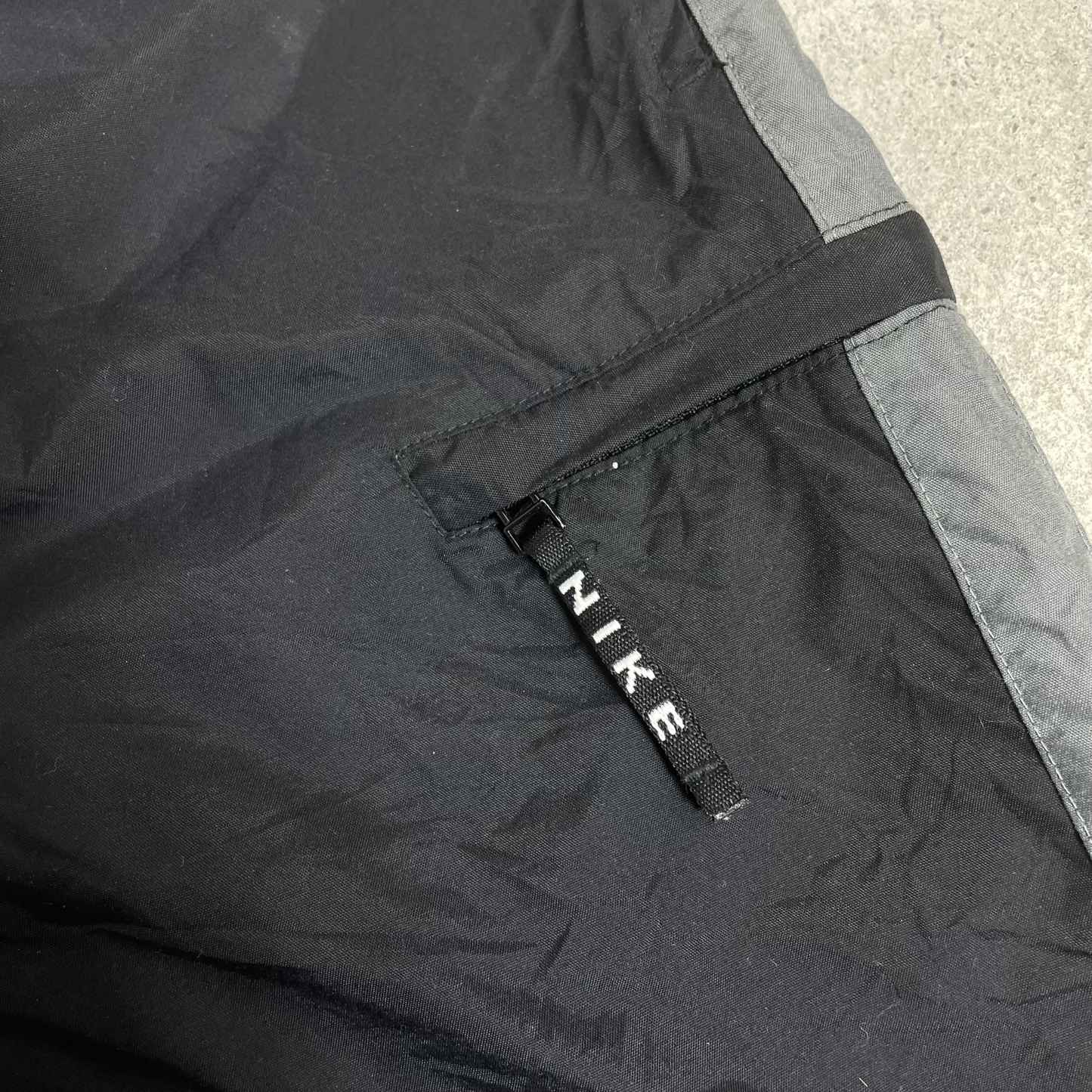 2000s Nike Trackpants Schwarz mit Logo-Print (L)