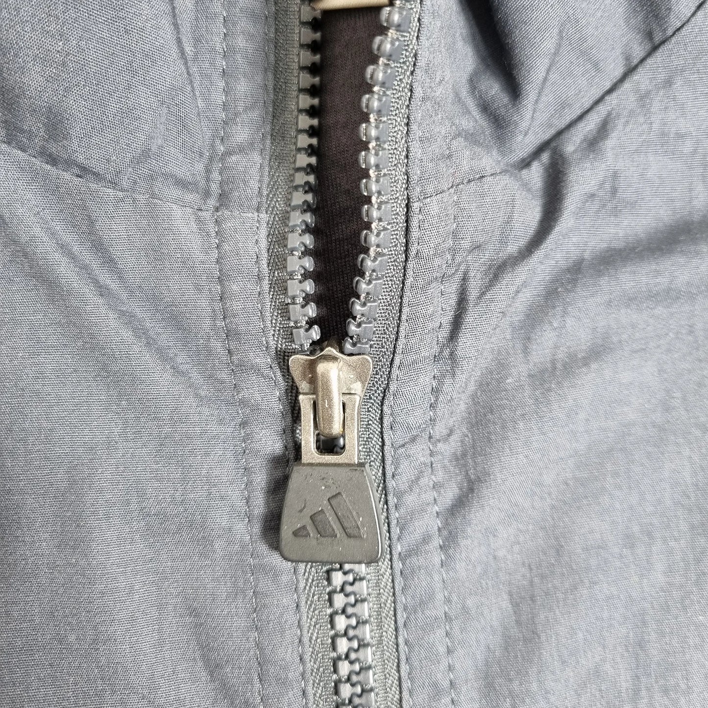 Adidas Grey Minimalist Windbreaker – Vintage 2000s Lightweight Jacket